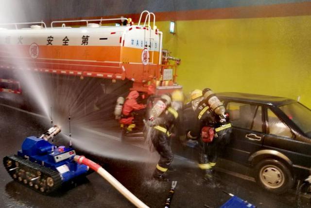  演练|车祸导致危化品泄漏人员被困，直升机紧急救援,这场演练堪称大片