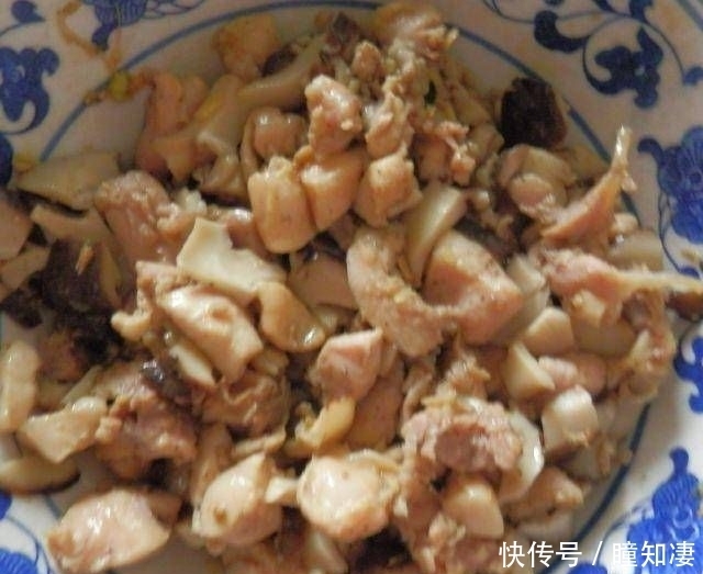 寒冷|带有粽叶香味的香菇鸡腿饭非常适合寒冷和多雨的天气