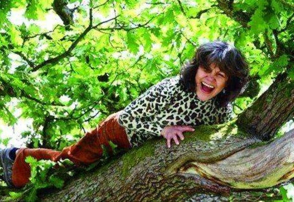  女孩|4岁女孩在森林生活，成了猴孩，24年后生下两个女儿