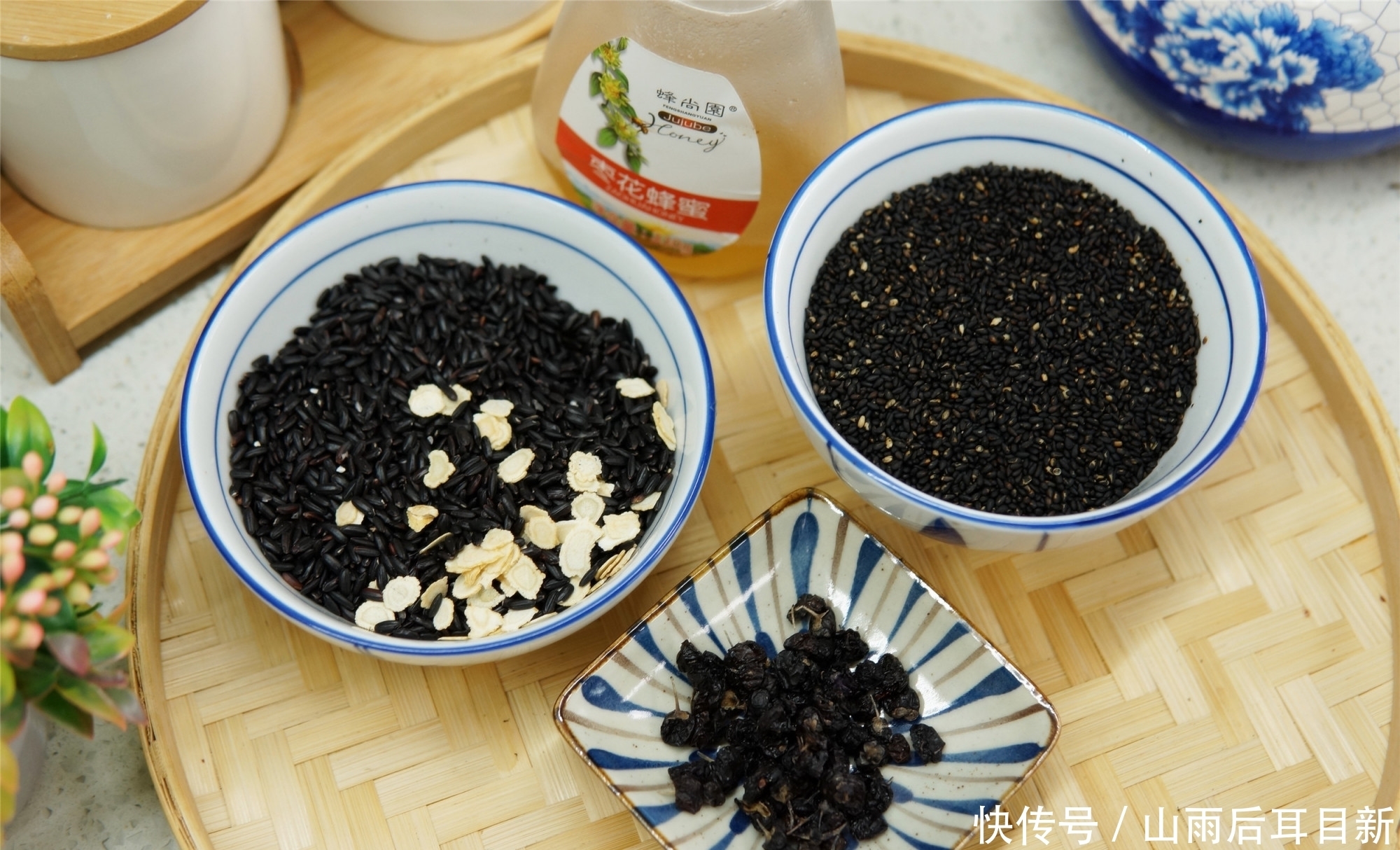 黑芝麻|1碗黑芝麻,3勺蜂蜜,搓一搓做“黑芝麻丸”,1元1颗,头发黑又亮