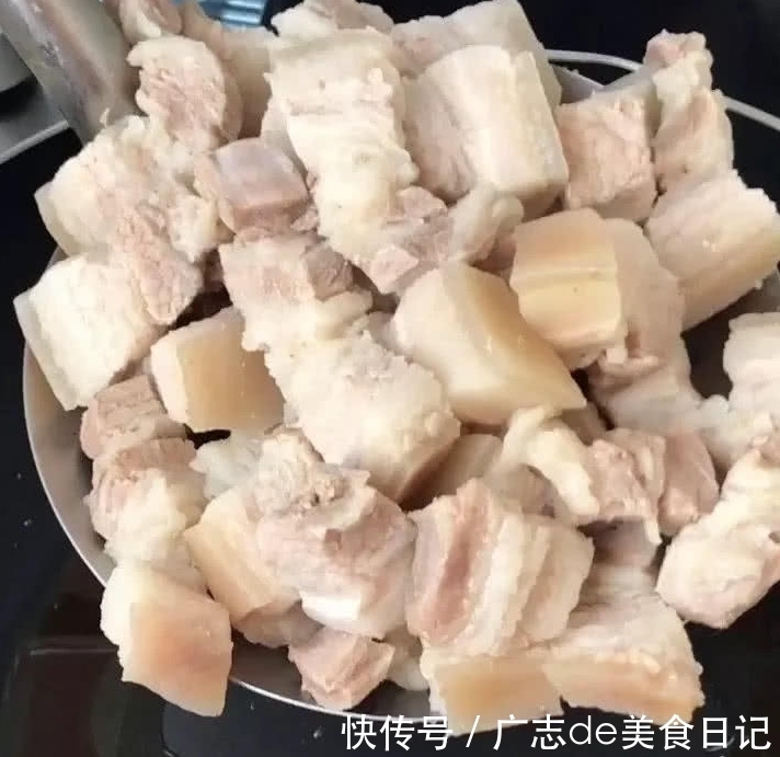  往锅中加入|祖传红烧肉做法，学会回家做，家里米饭都不够吃