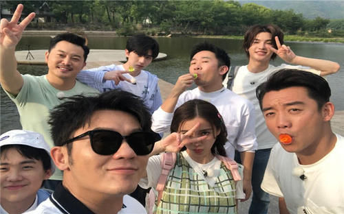  baby|baby杨颖录《跑男》时，有谁注意到她穿的鞋子？对男嘉宾最大的尊重！