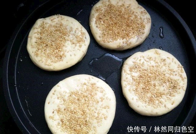  面粉|想吃烧饼不用买，没有烤箱也能做，煎一煎凉了也不发硬