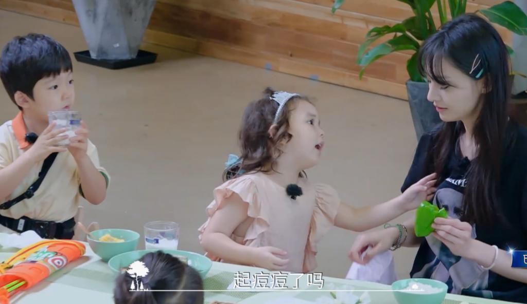 小女孩|小女孩伸手撕郑爽痘痘贴,谁注意她的下意识反应真实性格装不出来