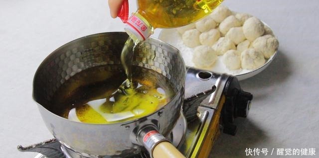 肉末|想吃肉丸子,用这种做法,肉末加一块老豆腐,锅里一炸,真香