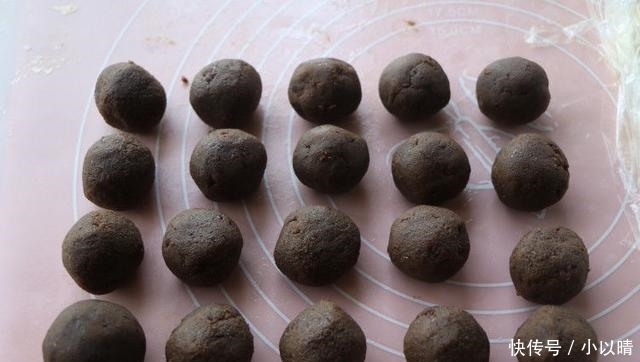 糕点|经典糕点蛋黄酥做法,7步就可上烤箱,外酥内软好吃不用花钱买