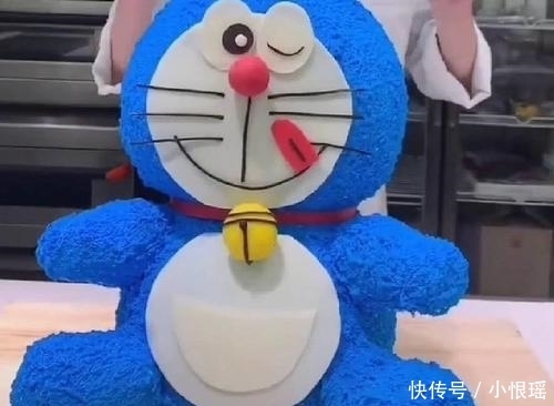 做出来|小伙用蛋糕做蓝胖子,过程看着就不想吃,成品后却不舍得吃