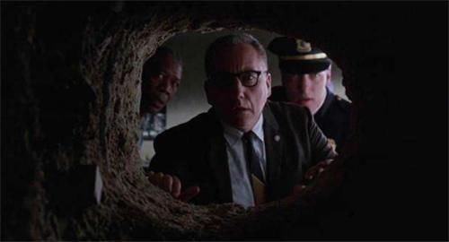 逃犯|俄罗斯最强逃犯听到自己被判8年,直接跳窗逃跑,至今下落成谜