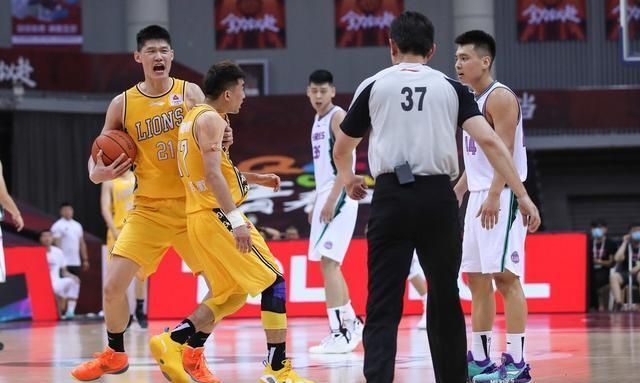  东险|孙铭徽怒吼陈培东险酿大冲突！有谁注意到，胡金秋一把拽住了他