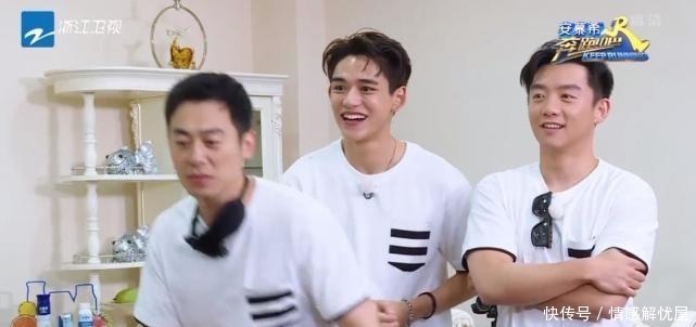  成员|跑男迎来最重磅嘉宾，成员们集体起立欢迎，郑恺还大喊他爸爸！