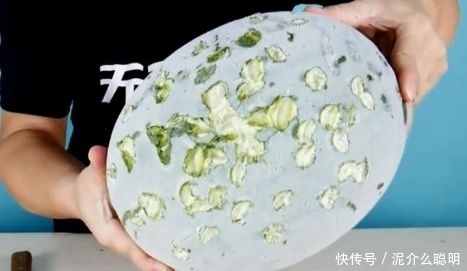 取出|男子把西瓜冻了10天,取出来后用菜刀切开后,看着太熟悉了