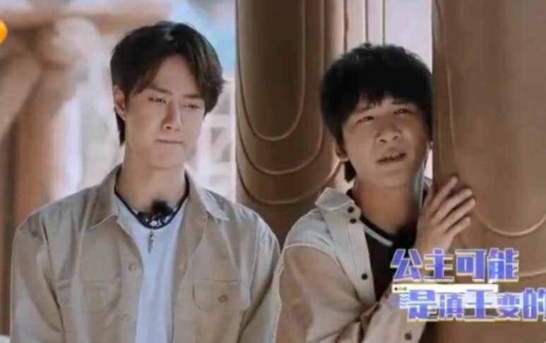 享受|王一博答错问题被惩罚却享受指压板,现场学孔雀被迫营业