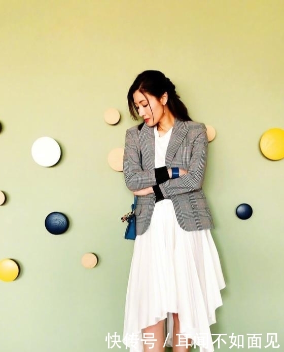 条裙子|李嘉欣怎么“老了”还变样了，穿紫色长裙好贵气，霸气气场全开