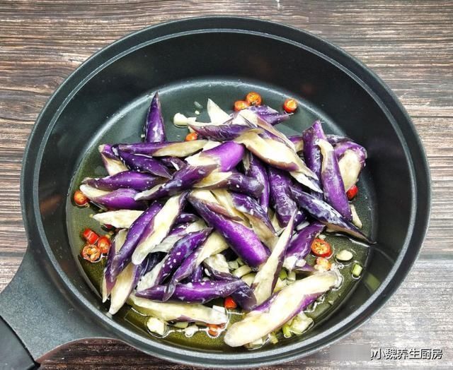 吸油|现在才知道,炒茄子不能先放油厨师教您一招,茄子不吸油不发黑
