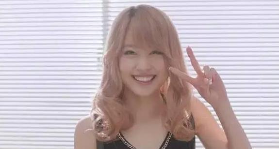  女星|硬凹白瘦幼少女人设的女星，在“辣妹风”面前堪比索然无味豆芽菜