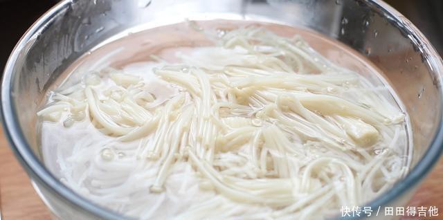 泼辣|不加油泼辣子的金针菇是没有灵魂的,这么拌出来,闻着都下饭