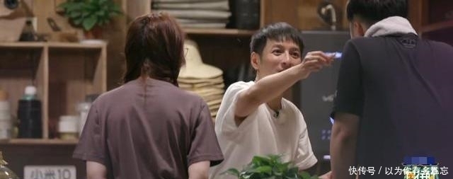 彭昱畅|《向往4》因一盘菜遭板脸?彭昱畅对黄磊称呼突变,关系一目了然