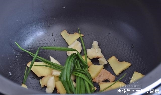 简单|三伏天这么吃鸡最简单,不用开火就做好,软烂入味,一只不够吃