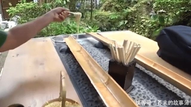 竹子|竹子劈开上面流出面条的美食叫“流水面”日本人很爱吃,你吃过没
