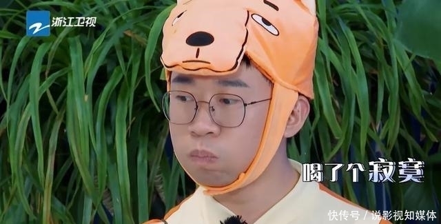 手机|郑爽上节目遭吐槽,玩游戏作弊,喝水作假,即使录节目手机都不离手