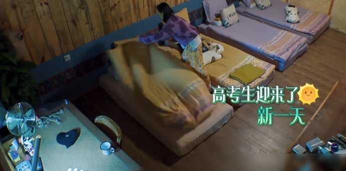 高考|张子枫晨起学习,镜头扫过英语高考模拟试题卷,看到出版年份服了