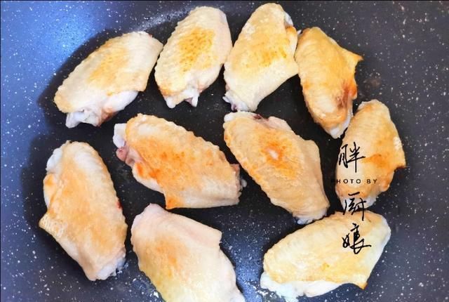 色泽|可乐鸡翅这样做才好吃,色泽红亮,骨头一滑就脱,鲜嫩入味