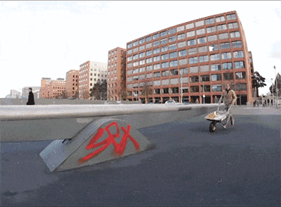 做饭|搞笑GIF:孩子,你家的大人呢?怎么这么小就开始做饭了!