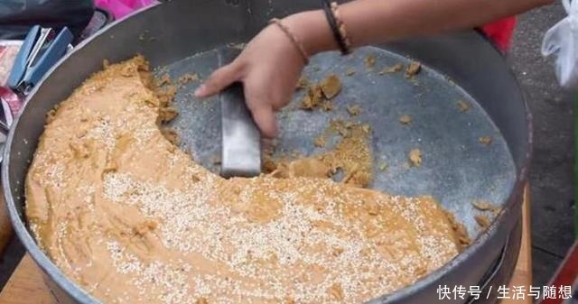 排队|“已消失”的小吃,大姐一天能卖一大盆,排队的客户占据半条街!
