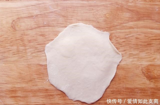 美味|面粉别再做包子了,试试这款小吃吧,咬一口,瞬间爆浆,美味极了