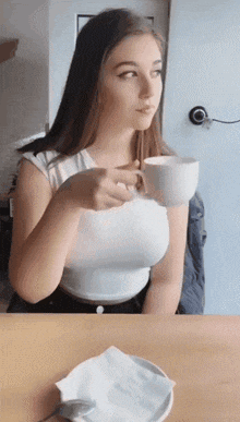 GIF|搞笑GIF趣图:大哥,挡住玻璃开车,就不怕扣分吗?