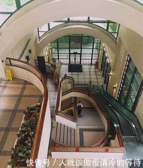  李嘉诚|她不顾家人反对执着下嫁于他，离奇过世后丈夫竟为她盖了一栋楼