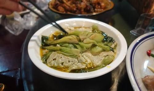 桌子的菜|朋友花300多请吃农家菜,老板还送了一道菜,吃了一口脸都黑了