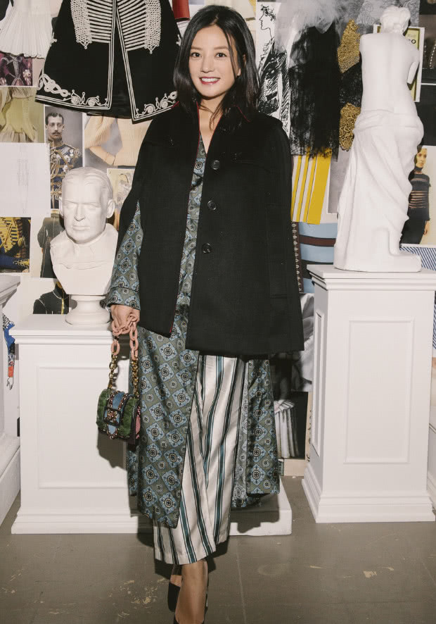 赵薇|赵薇心真大，这样穿显老10岁不止，这是穿着睡衣就出门的节奏！