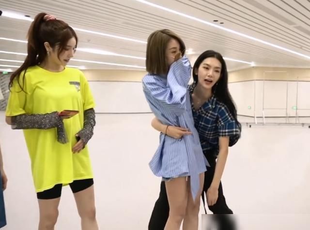  探班|乃万探班“青你二团”比拼臂力，不怪被称“老公团”金子涵厉害了