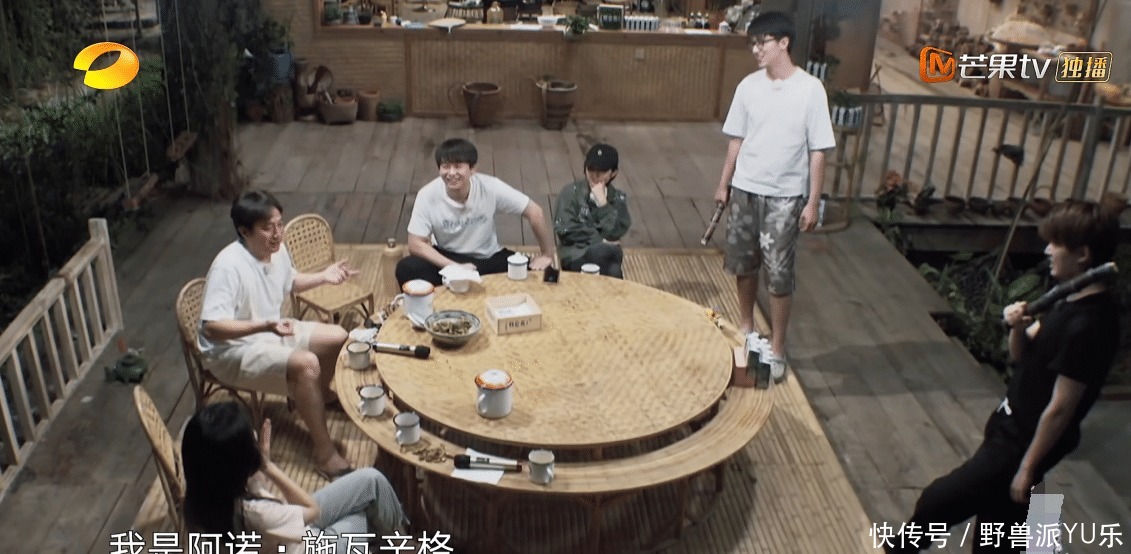 彭昱畅|节目四十度高温,黄磊何炅不想干活,彭昱畅冒险摘椰子背负了太多