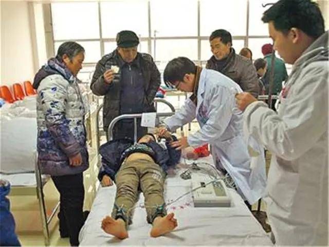  刘大妈|奶奶偷邻居“韭菜”包成饺子，孙子中毒索赔50万你家的菜你来赔