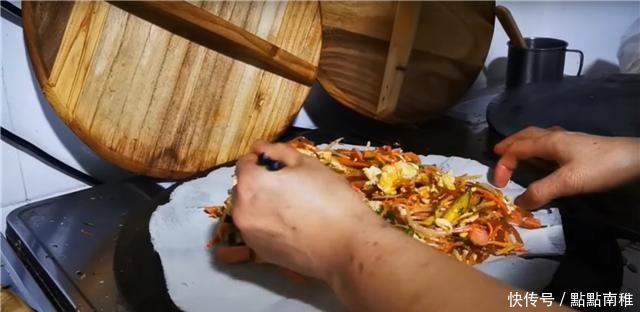 饱嗝|大姐街头卖“中式”小吃,8元一个一斤重,食客吃完直打饱嗝!