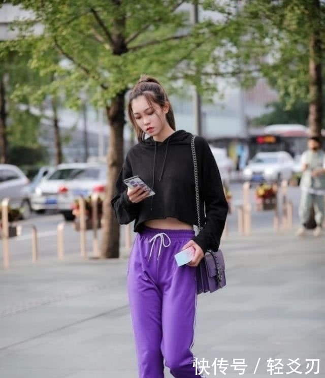身姿|街拍:青春风的装扮清新柔雅的感觉,让你尽情展现窈窕的好身姿!