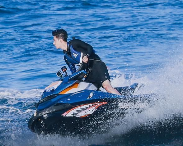  大笑|王一博遭韩东君等人“大笑”，网友毕竟连煮面都要小孩子教