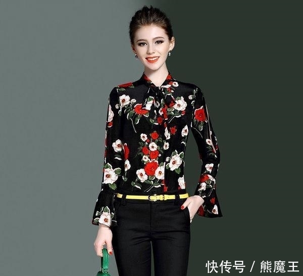  气质|常年打拼于职场的女性，选上一条海青蓝印花衬衣，高档又不失气质