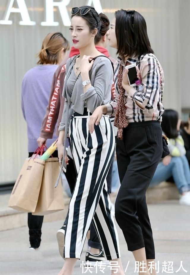 小姐姐|街拍美女:小姐姐简简单单的搭配,却给人耳目一新的感觉