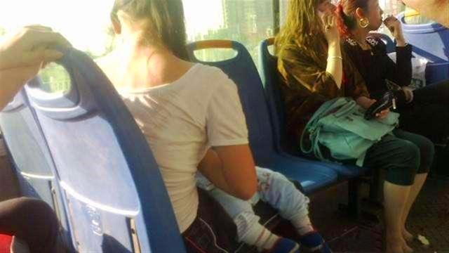 让座|公交车上抱着孩子的宝妈，被老太逼让座，宝妈的举动让人敬佩