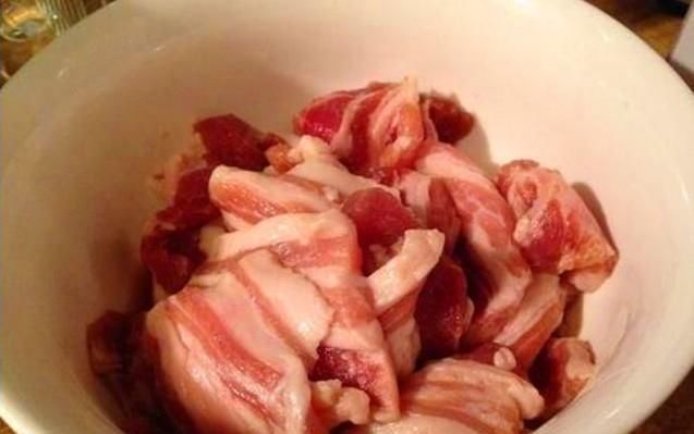 喜欢|东北家常菜口蘑烧肉,不用一滴油,只要这样做,全家人都喜欢