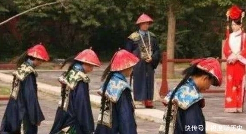 下跪|为什么清朝官员下跪前,都要先拍两下袖子再跪?这里面学问可大了