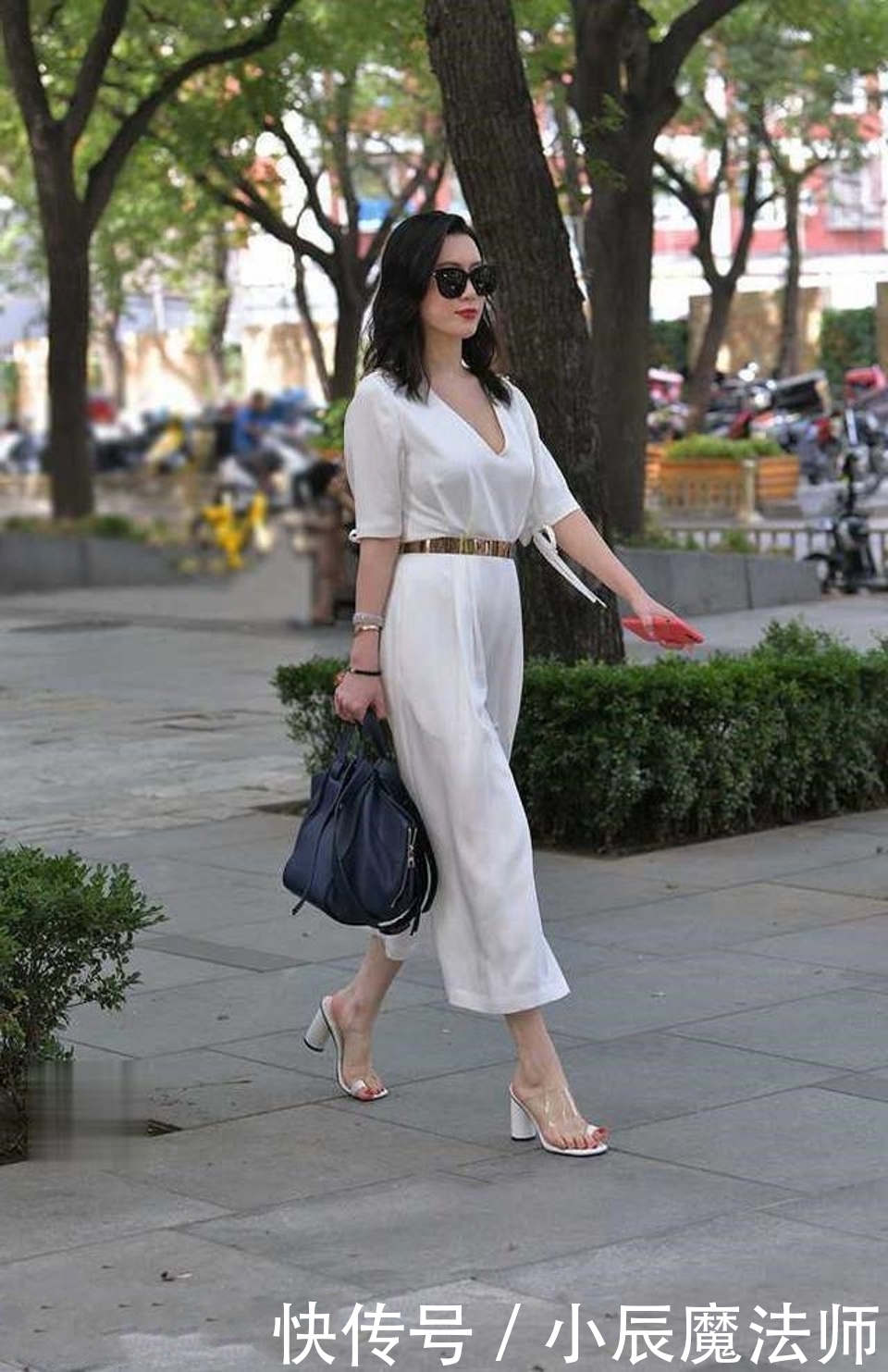  小姐姐|路人街拍，小姐姐优雅靓丽，穿黑色的修身背心，凸显好身材