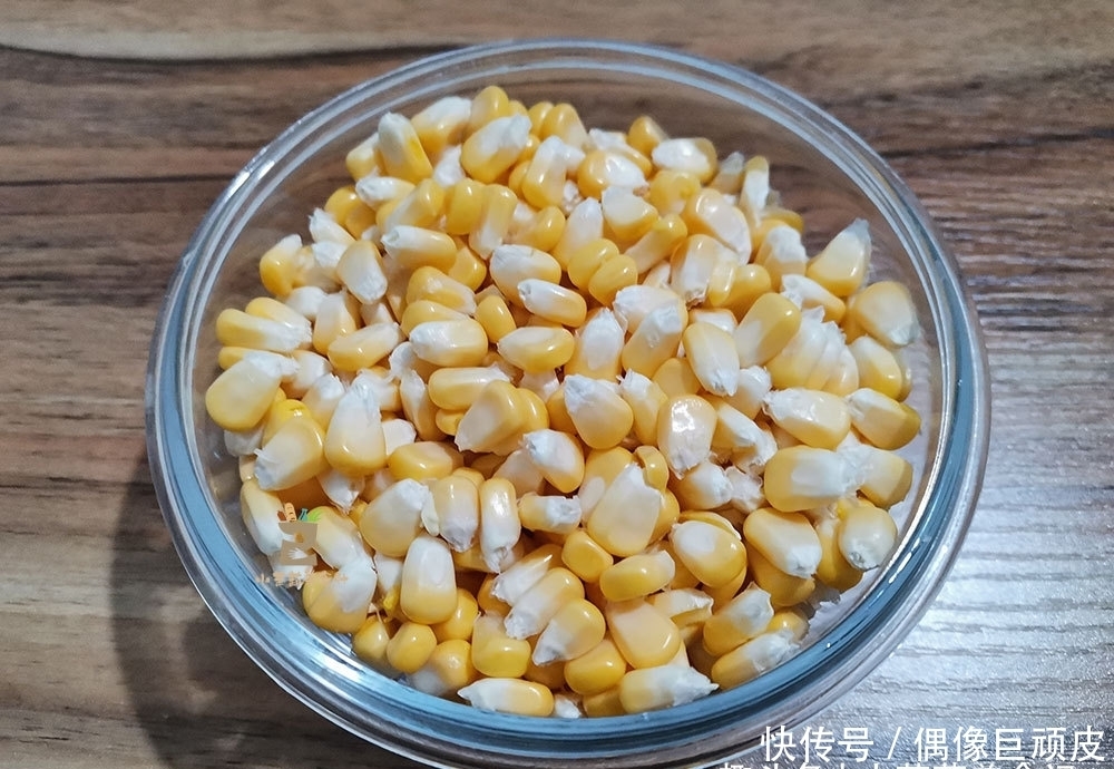 甜玉米|做玉米汁时,只放水可不行,多加一样食材,玉米汁香浓好喝又营养