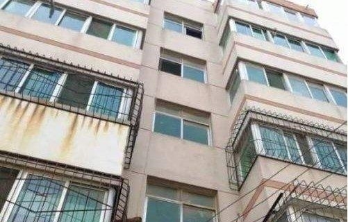  很久没|孩子上卫生间很久没出来，女子进去看清，随后打电话报警