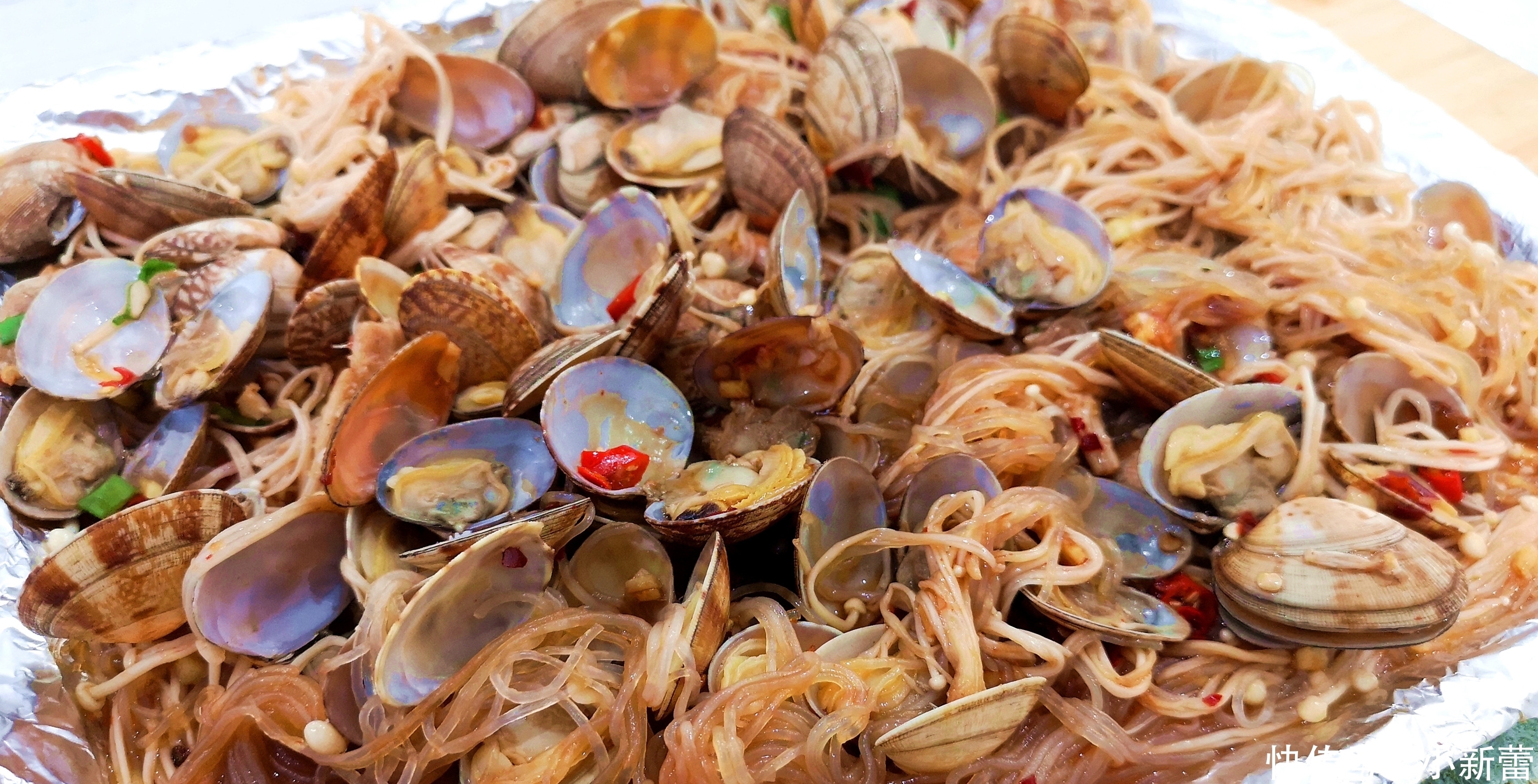  与大家分|清洗花甲，有人滴油，有人加醋，大厨：都不对！这样做花甲狂吐沙