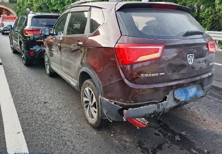  好多钱|男子追尾3车号啕大哭：要赔好多钱哟！执法人员：别忘了你有保险