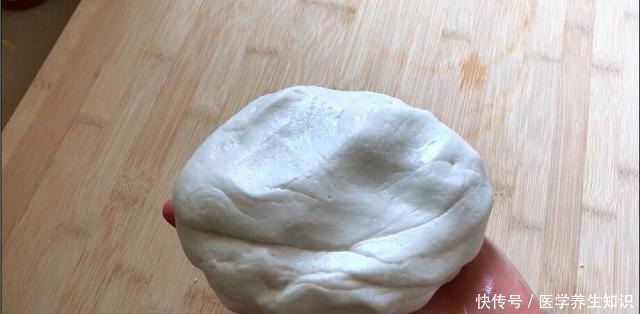 糖油果子|很火的糯米粉小吃,开水烫一烫,外面卖5元一串,吃着香甜可口